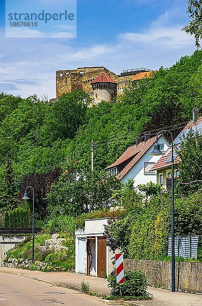 Blick zur Ruine Burg Hohenrechberg  einer mittelalterlichen Spornburg  von Rechberg aus gesehen  einem Ortsteil von Schwäbisch Gmünd  Baden-Württemberg  Deutschland  Europa