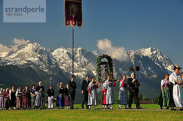 Bayern  Trachten  Folklore  Tradition  Brauchtum  Fronleichnamsprozession  Bergpanorama  Zugspitzgruppe