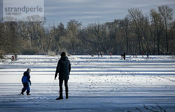 Auf dem zugefrorenen Hermsdorfer See in Berlin Reinickendorf gehen Menschen über das Eis und laufen Schlittschuh. Berlin  13.02.2021  Berlin  Deutschland  Europa