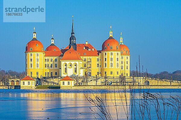 Außenansicht Schloss Moritzburg im Winter bei halb zugefrorenem Schlossteich aus Richtung Westen  Moritzburg bei Dresden  Sachsen  Deutschland  Europa