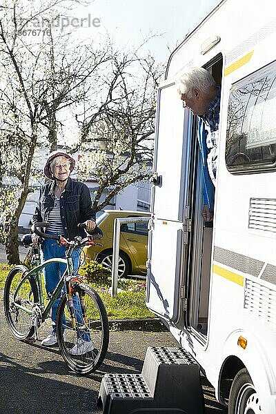 Thema: Rentner mit Mountainbikes an ihrem Wohnwagen  Wiehl  Deutschland  Europa