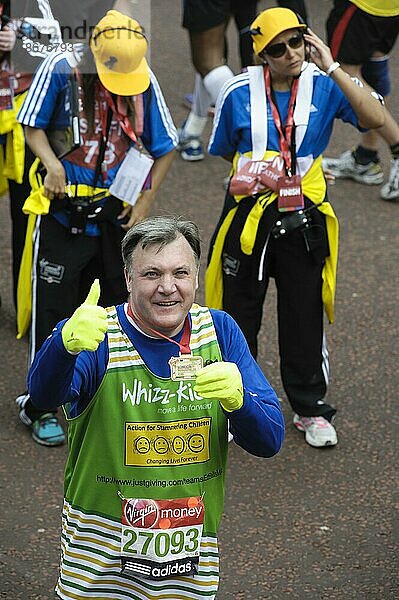 Ed Balls  Abgeordneter für Morley und Outwood  beim Zieleinlauf des Virgin London Marathon am 21.04.2013 in The Mall  London