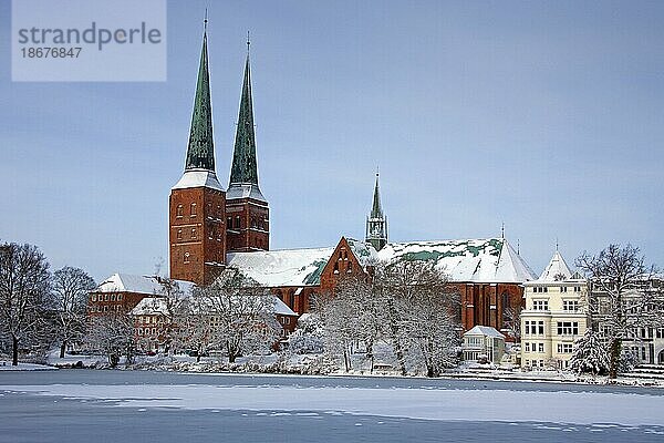 Der Lübecker Dom  Dom zu Lübeck im Schnee im Winter  Deutschland  Europa