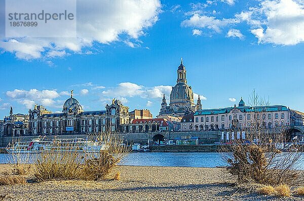 Frauenkirche und Brühlsche Terrasse vom gegenüberliegenden Königsufer aus gesehen  Dresden  Sachsen  Deutschland  Europa