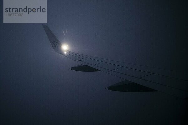 Ein Flugzeug der Lufthansa fliegt bei Nebel nach Frankfurt  22.03.2021. Copyright: Frankfurt  Deutschland  Europa