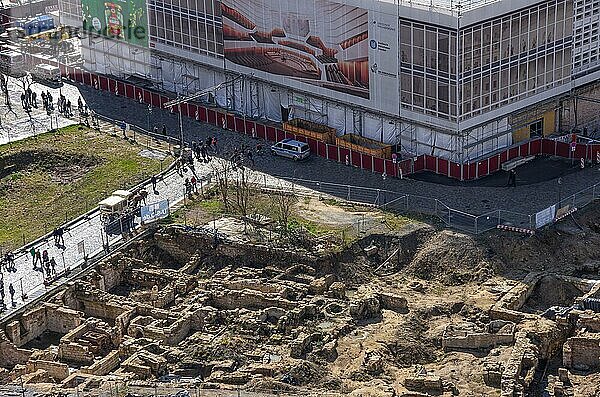 Blick von oben auf eine archäologische Ausgrabungsstelle auf dem Neumarkt hinter dem Kulturhaus  Dresden  Sachsen  Deutschland  Europa