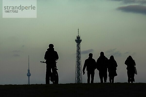 Fünf Personen zeichnen sich ab vor der Stadtansicht auf Berlin  27.02.2021. Berlin  Deutschland  Europa
