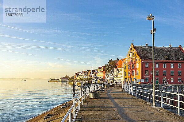 Uferpromenade und Hafen von Meersburg am Bodensee  Baden-Württemberg  Deutschland  Europa