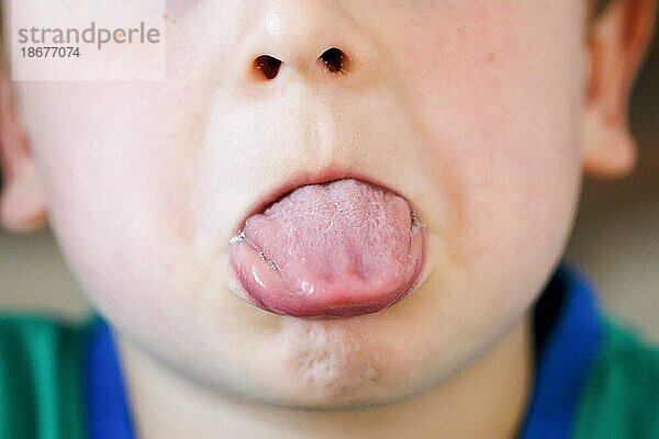 Symbolfoto zum Thema Trotzphase. Ein fünfjähriger Junge streckt seine Zunge heraus. Berlin  19.05.2023  Berlin  Deutschland  Europa