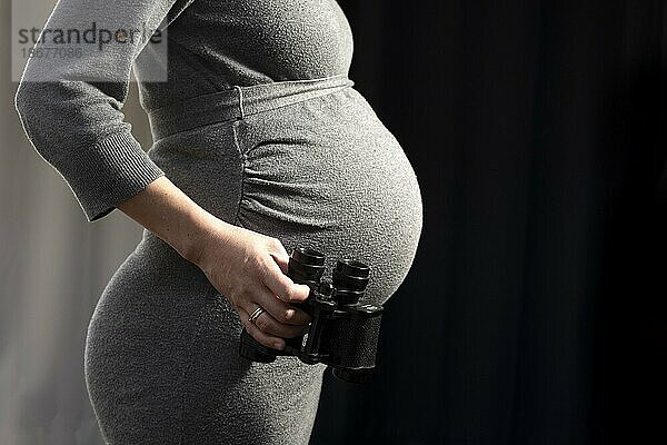 Schwangere Frau: was bringt die Zukunft  Bonn  Deutschland  Europa