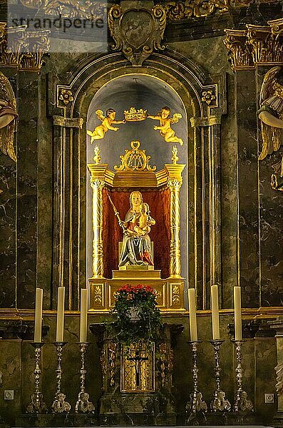 Altar mit Altarbild der Jungfrau Maria mit dem Jesuskind der barocken Wallfahrts- und Pfarrkirche St. Maria auf dem Rechberg in der Nähe des gleichnamigen Ortsteils von Schwäbisch Gmünd  Baden-Württemberg  Deutschland  Europa