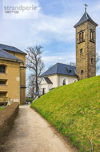 Blick über Lüftungsschächte des Kriegspulvermagazins hin zur Magdalenenburg und Garnisonskirche  Festung Königstein  Sachsen  Deutschland  Europa