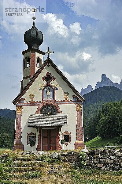 Die Kapelle Sankt Johann in Val di Funes  Villnösstal  Dolomiten  Italien  Europa