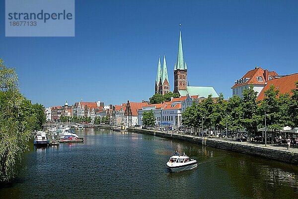 Malerwinkel mit Blick auf die Lübecker Marienkirche und die St. Petrikirche Petrikirche an der Obertrave in Lübeck  Deutschland  Europa