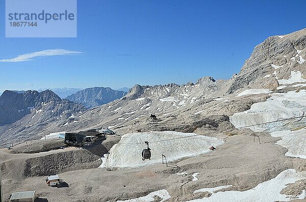 Deutschland  Bayern  Zugspitze  Zugspitzplatt  Sommer  Restschnee  Geröllfelder  Europa