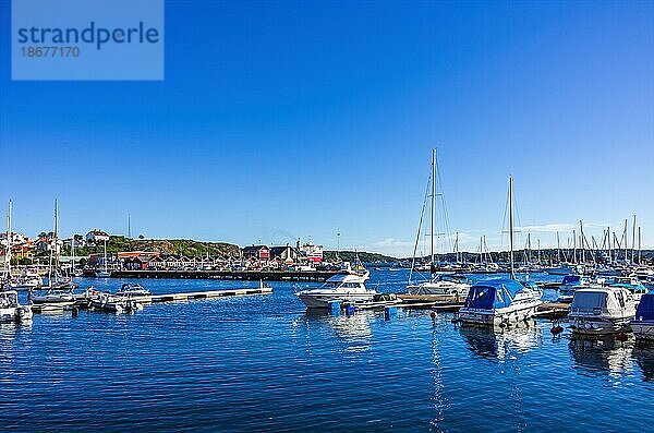 Blick über den Südhafen (Södra hamn) auf Bootsstege mit Booten und Hafengebäude  11. August 2016  Strömstad  Bohuslän  Västra Götalands län  Schweden  Europa