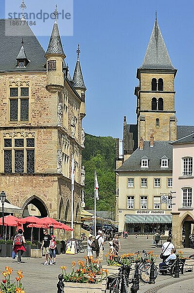 Marktplatz mit Denzelt  mittelalterlichem Justizpalast und der Basilika St. Willibrord in Echternach  Großherzogtum Luxemburg