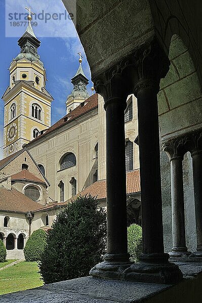 Blick vom Kreuzgang auf die Kathedrale von Brixen  Brixen  Dolomiten  Italien  Europa