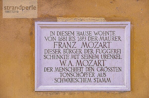 Fuggerei  Augsburg  Bayern  Deutschland  Gedenktafel am Haus in der Mittleren Gasse Nr. 14  die daran erinnert  dass dort der Urgroßvater von Wolfgang Amadeus Mozart lebte  Europa