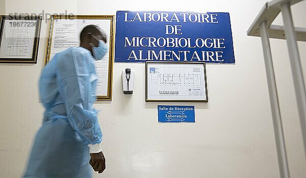 Mitarbeiter des staatlichen Hygieneinstituts in Togo  Lome. Im Labor findet Diagnostik und Auswertung von PCR Test statt und Coronaviren werden sequenziert.  Lome  Togo  Afrika