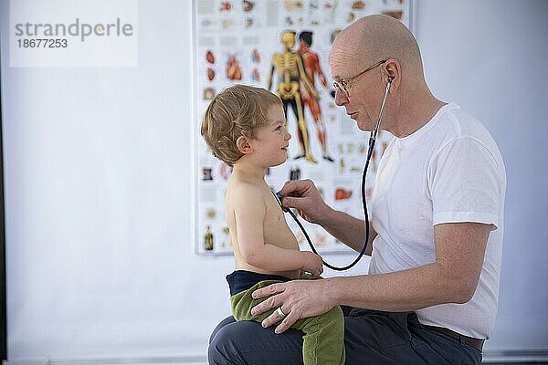 Thema: Kind beim Arzt  Bonn  Deutschland  Europa