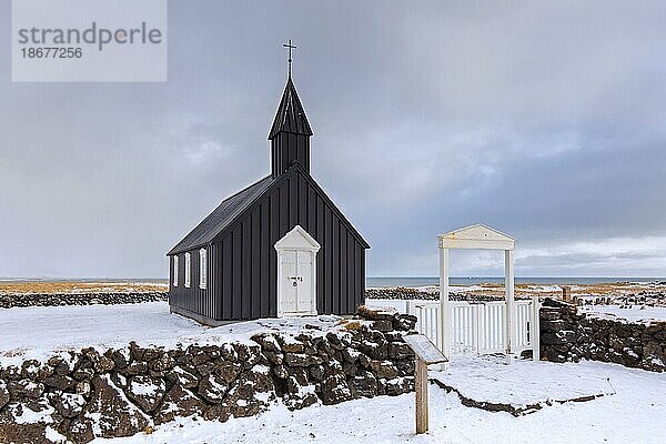 Die alte hölzerne Pfarrkirche Búðakirkja  Budakirkja bei Búðir  Budir im Winter auf der Halbinsel Snæfellsnes  Westregion  Vesturland  Island  Europa