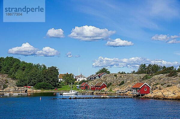 Malerische Felsenküste mit kleiner Siedlung und Marina auf einer vorgelagerten Insel  Strömstad  Bohuslän  Västra Götalands län  Schweden  Europa