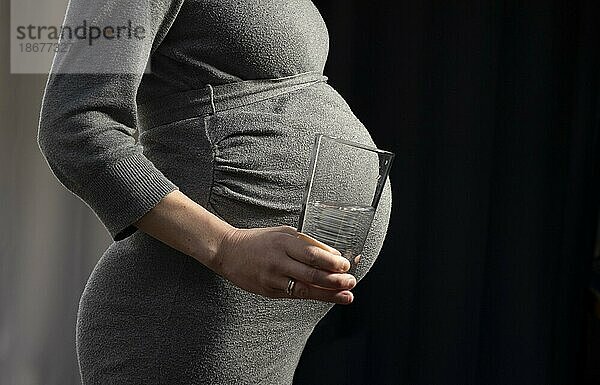 Schwangere Frau mit Wasserglas  Bonn  Deutschland  Europa