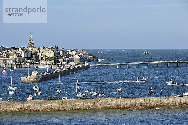 Die Kirche Notre Dame de Croaz Batz sowie Segel und Fischerboote im Hafen von Roscoff  Finistère  Bretagne  Frankreich  Europa