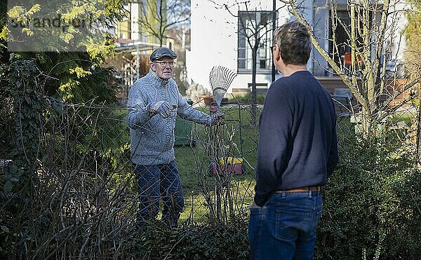 Thema: Nachbarschaft. Streit oder Unterhaltung am Gartenzaun.  Bonn  Deutschland  Europa