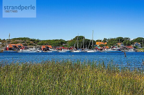 Malerische Küstenlandschaft mit maritimen Strukturen und dem Sund zwischen den Inseln Süd- und Nordkoster  Bohuslän  Västra Götalands län  Schweden  Europa