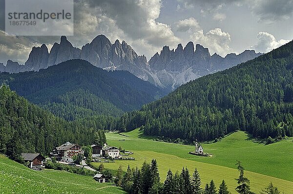 Die Kapelle Sankt Johann in Val di Funes  Villnösstal  Dolomiten  Italien  Europa