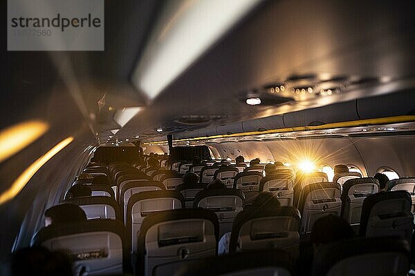 Die Sonne scheint in ein Fenster eines Flugzeuges mit Reisenden nach Frankfurt  22.03.2021. Copyright: Frankfurt  Deutschland  Europa