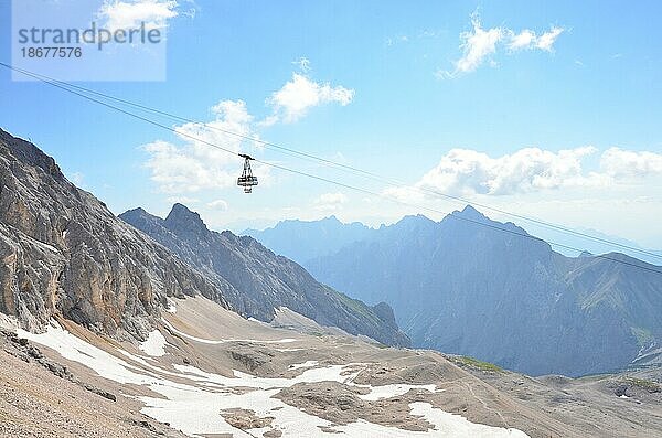 Deutschland  Bayern  Zugspitze  Zugspitzplatt  Sommer  Restschnee  Geröllfelder  Europa