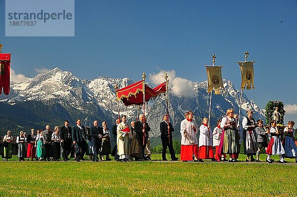 Bayern  Trachten  Folklore  Tradition  Brauchtum  Fronleichnamsprozession  Bergpanorama
