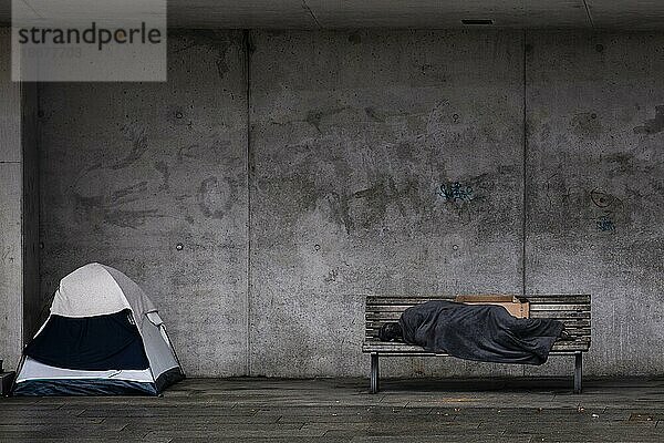 Ein Obdachloser schläft auf einer Bank in Berlin  12.03.2021. Copyright: Berlin  Deutschland  Europa