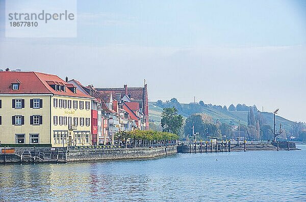 Teile der Seefront von der Uferpromenade an der Fähranlegestelle aus gesehen  Meersburg am Bodensee  Baden-Württemberg  Deutschland  Europa