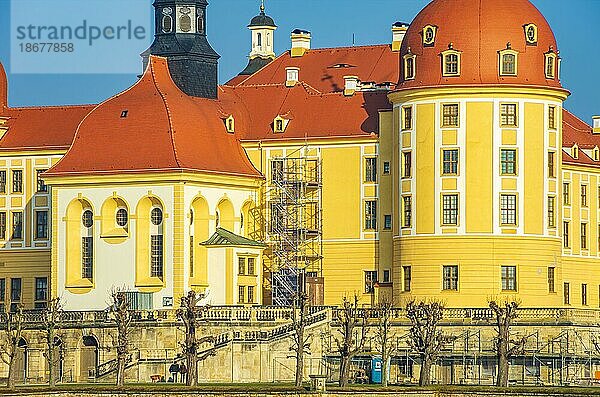 Teilansicht der auf der Südseite liegenden Hauptfassade von Schloss Moritzburg  Moritzburg bei Dresden  Sachsen  Deutschland  Europa