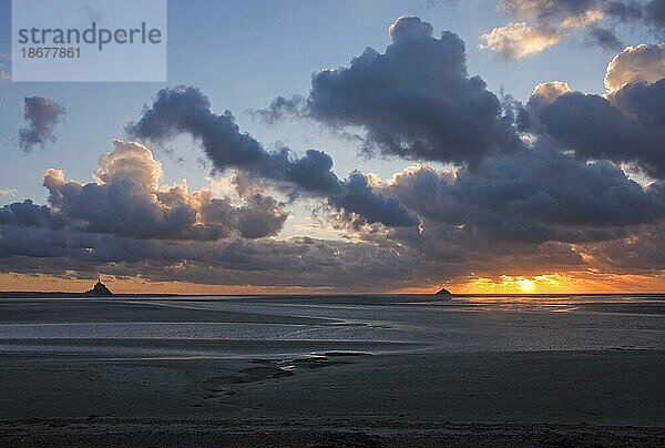 Sonnenuntergang über dem Mont Saint Michel  Normandie  Frankreich  Europa