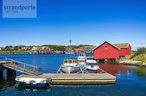 Anlegestelle mit Booten und Bootshäuser in der malerischen Ortschaft Långegärde  11. August 2016  Südkosterinsel  Bohuslän  Västra Götalands län  Schweden  Europa