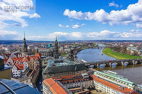Blick von der Frauenkirche über den historischen Altstadtkern  Sehenswürdigkeiten wie Residenzschloss  Katholische Hofkirche und Augustusbrücke zeigend  Dresden  Sachsen  Deutschland  Europa