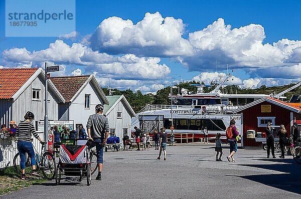 Belebte Szene am Fährterminal an der Schiffsanlegestelle  11. August 2016  Ekenäs  Südkosterinsel  Bohuslän  Västra Götalands län  Schweden  Europa