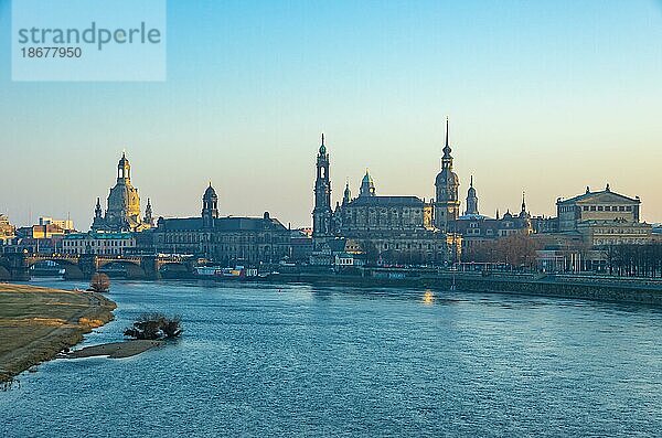Blick von der Marienbrücke auf die historische Altstadtkulisse am Terrassenufer im Abendlicht  Dresden  Sachsen  Deutschland  Europa