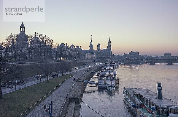 Blick von der Carolabrücke auf den historischen Altstadtkern am Terrassenufer im Zwielicht des Abends  Dresden  Sachsen  Deutschland  Europa