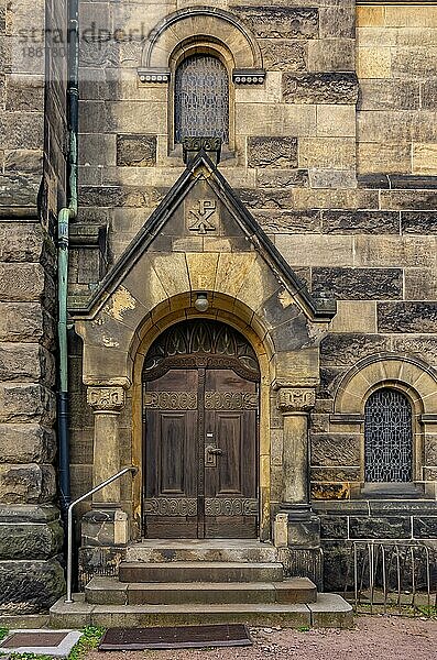 Portal E der Versöhnungskirche zu Dresden  Sachsen  Deutschland  das zwischen 1905 und 1909 im Stadtteil Striesen als Saalkirche errichtete Gotteshaus gilt als Exempel der Dresdner Reformarchitektur und verbindet neoromanische und neogotische Elemente mit denen des Jugendstils  Europa