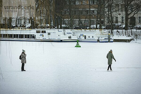 Menschen gehen auf dem zugefrorenen Landwehrkanal in Berlin spazieren. 11.02.2021.  Berlin  Deutschland  Europa