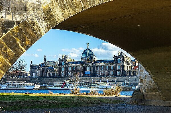Die Kunsthochschule durch einen Bogen der Augustusbrücke vom Königsufer aus gesehen  Dresden  Sachsen  Deutschland  Europa