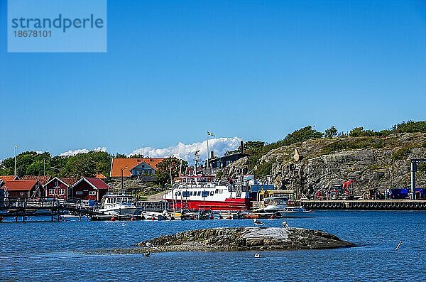 Fährschiff KOSTERFJORD vor der Kulisse Nordkosters  Kosterinseln  ungefähr 10 km südwestlich von Strömstad  Bohuslän  Västra Götalands län  Schweden  11. August 2016  Europa