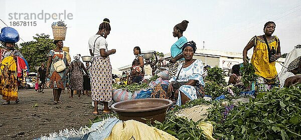 Frauen auf dem Gemüsemarkt von Lome  Togo  15.06  2021.  Lome  Togo  Afrika
