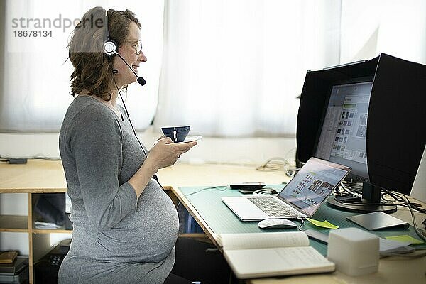 Thema: Schwangere Frau am Arbeitsplatz  Bonn  Deutschland  Europa